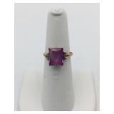 10K GOLD RING  LIGHT PURPLE STONE 2.17G