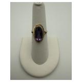 10K GOLD RING WITH PURPLE CENTER STONE SZ 6- 3.16G