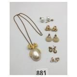 PENDANT NECKLACE LARGE OVAL PEARL LIKE PENDANT