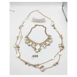 STATEMENT NECKLACE WHITE TEARDROPS STRETCH CLEAR
