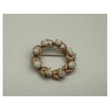 14 KARAT GOLD AND OPAL CIRCLE PIN: 5.7 GRAMS