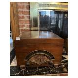 TABLETOP ZENITH RADIO WITH TURNTABLE
