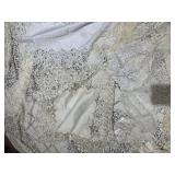 QUAKER LACE TABLE COVER