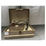 VINTAGE TURNTABLE WORKS WELL