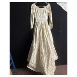 VINTAGE IVORY FLORAL WEDDING GOWN WITH FLOWING