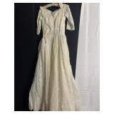 VINTAGE WEDDING DRESS W/ FLORAL EMBROIDERY DETAIL