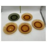 4 AMBER BLOWN GLASS PLATES AND ONE GREEN, CHIPS