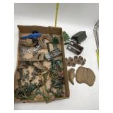 PLASTIC ARMY MEN , LAYOUT ITEMS BUILDING HOUSES