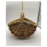 WOVEN WICKER SINGLE HANDLED BASKET