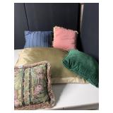 ASSORTMENT OF PILLOWS INCLUDING FLORAL