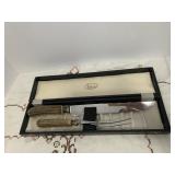 BOXED CARVING SET COMPRISING STAINLESS STEEL