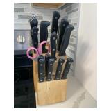 WOODEN KNIFE BLOCK CONTAINING SEVEN KNIVES WITH