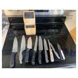 GROUP OF EIGHT KITCHEN KNIVES OF VARYING SIZES