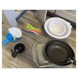 ASSORTED KITCHEN ITEMS INCLUDING NESTED PLASTIC