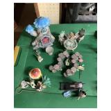 COLLECTION OF DECORATIVE GARDEN ORNAMENTS AND