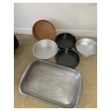 GROUP OF ROUND ALUMINUM BAKING PANS INCLUDING