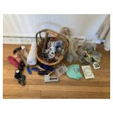MIXED LOT OF HOUSEHOLD AND CRAFT ITEMS INCLUDING