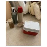 SMALL RUBBERMAID COOLER, ALADDIN AND THERMO DRINK