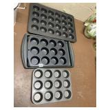 THREE METAL BAKING PANS IN DARK GRAY AND SILVER