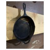 CAST IRON SKILLET WITH SINGLE ELONGATED HANDLE
