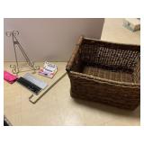 GROUP LOT INCLUDING DARK BROWN WOVEN WICKER