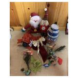 GROUP OF CHRISTMAS DECORATIVE ITEMS INCLUDING