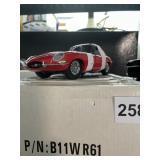FRANKLIN MINT DIE-CAST MODEL - 1961 JAGUAR E-TYPE