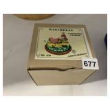 WASCHFRAU WASHERWOMEN LAUNDRESS WIND-UP FIGURINE,