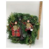 CHRISTMAS WREATH W/ CAROLER FIGURES, LAMPOST,