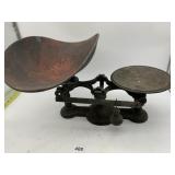 VTG CAST IRON BALANCE SCALE, SCOOP PAN, SLIDING