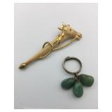 ENAMEL HORSE STICK PIN RING WITH THREE GREEN