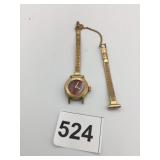 WRISTWATCH GOLD TONE BOKEN BAND RED FACE