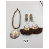 BEADED CHOKER NECKLACE WITH SHELL PENDANT DROP