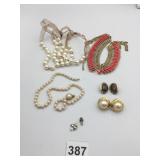 EARRINGS SMALL BEE PENDANT PEARL NECKLACE NEEDS