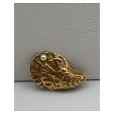 SHELL W/ PEARL PIN 2.7 GRAMS