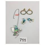 PENDANT NECKLACE  WITH PEARL SHELL WINGS HOOP