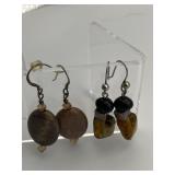 2 PAIRS PIERCED EARRINGS POLISHED STONE AND AMBER