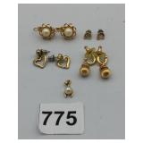 EARRING GROUP GOLD TONE  PEARL DROP CENTER VERY
