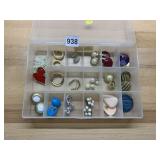 ASSORTED COSTUME EARRINGS, BROOCHES, GOLD-TONE,