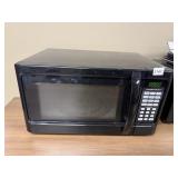 HAMILTON BEACH MICROWAVE OVEN, BLACK FINISH,