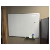 WALL-MOUNTED WHITEBOARD W/ ALUMINUM FRAME, TRAY,