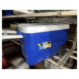 IGLOO BLUE & WHITE ROLLING COOLER W/ PULL HANDLE.