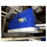 IGLOO BLUE & WHITE ROLLING COOLER W/ PULL HANDLE.