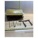 MARX VTG LITHOGRAPHED TIN TOY CABIN W/ METAL BEAR