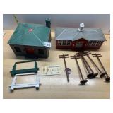 PLASTICVILLE VTG MODEL BUILDINGS (2), POLICE,