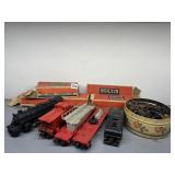LIONEL TRAIN SET W/ VTG LOCOMOTIVE, FREIGHT CARS,
