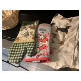 ASSORTED KITCHEN TEXTILES W/ POPPY TREFFRY