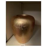 DECORATIVE GOLD-TONE FOIL VASE, ORGANIC SHAPE.