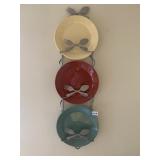 WALL MOUNTED METAL PLATE RACK W/ DECORATIVE