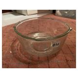CLEAR GLASS MIXING BOWL W/ DUAL HANDLES.